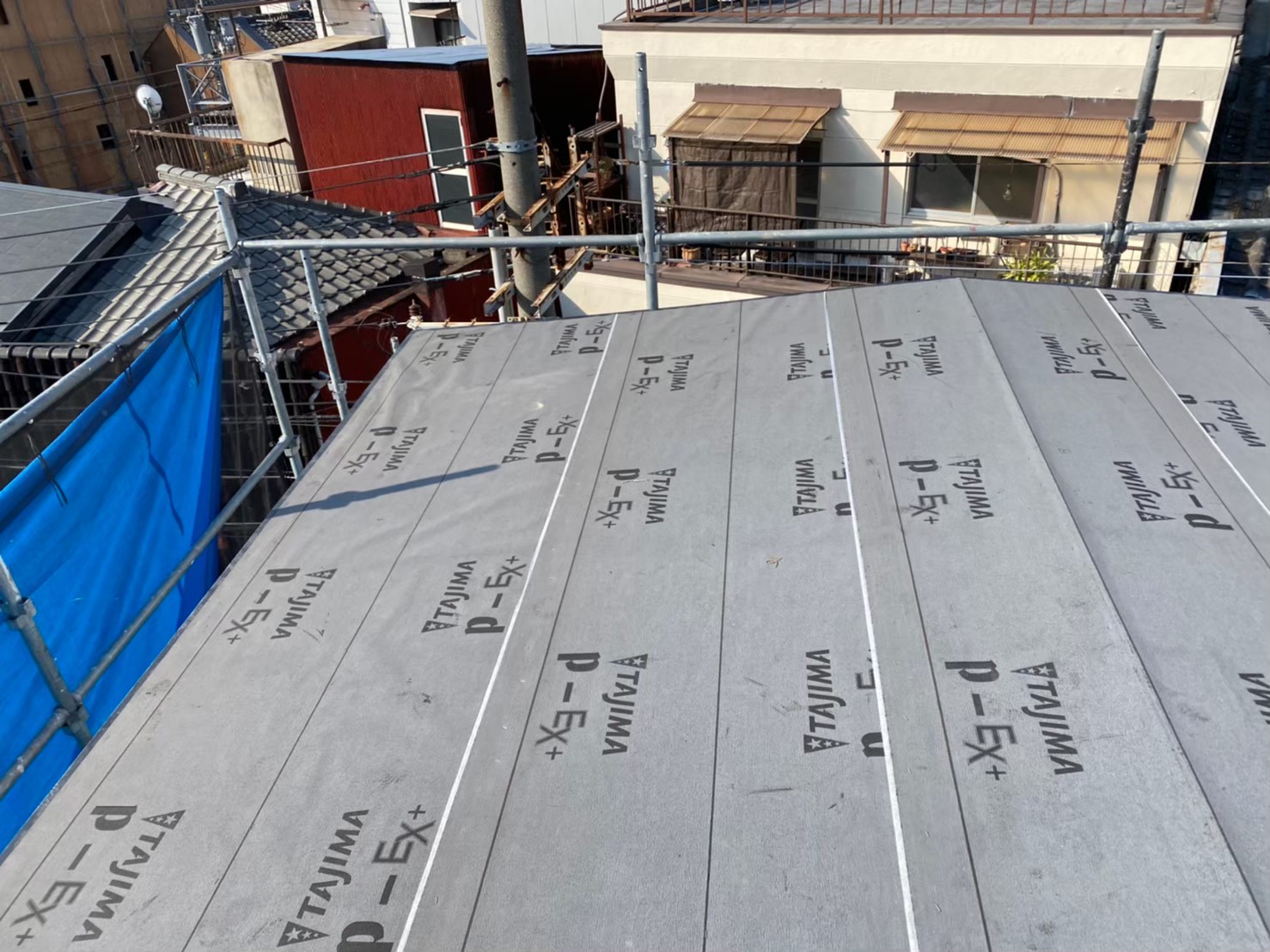 勾配の緩い屋根立平葺き